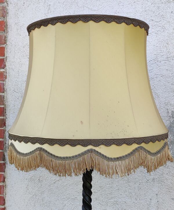 Lampadaire tripode en fer forgé