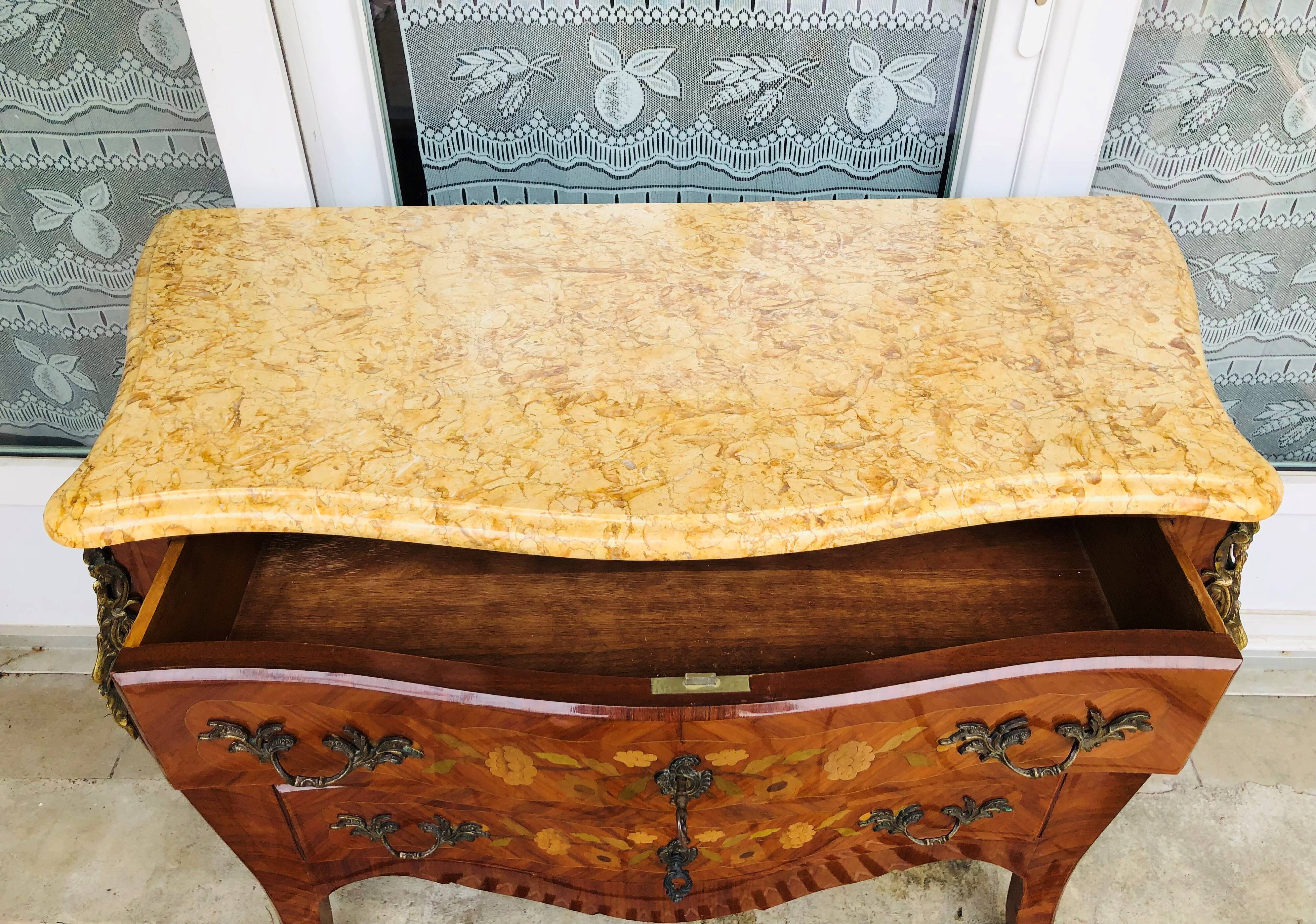 Commode trois tiroirs en marqueterie de style Louis XV