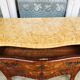 Commode trois tiroirs en marqueterie de style Louis XV