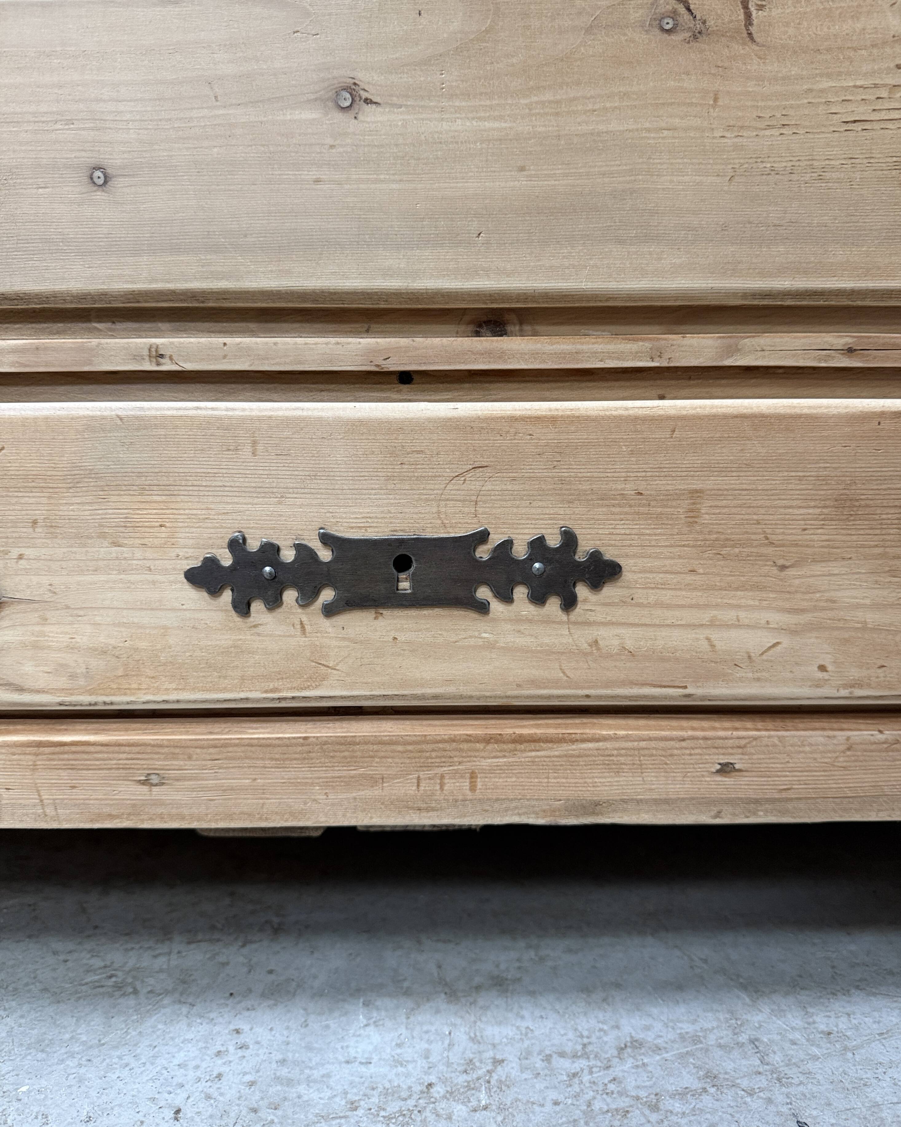 Antique pine bonnetière (renovated)