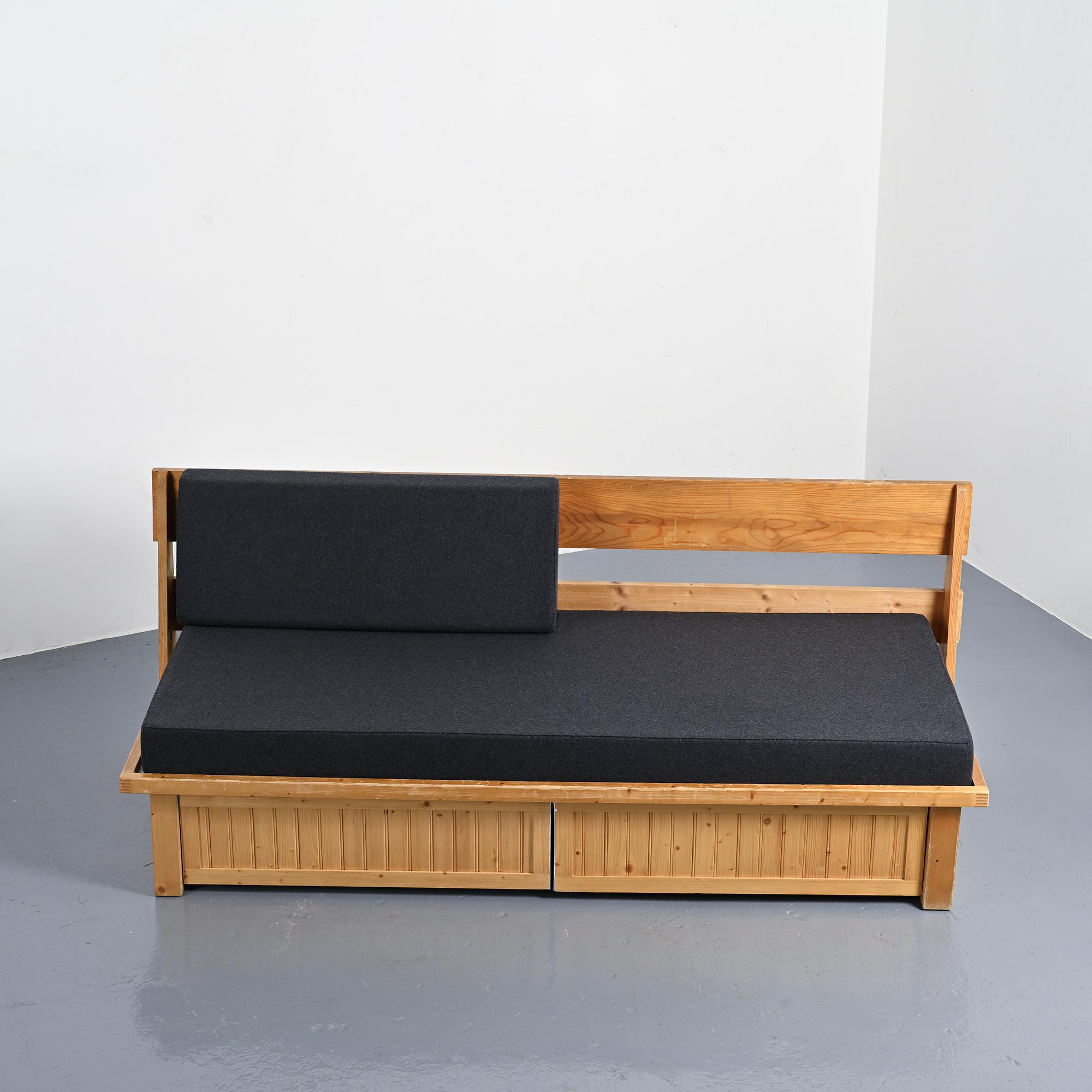 Banquette des Arcs avec dossier par Charlotte Perriand, circa 1973