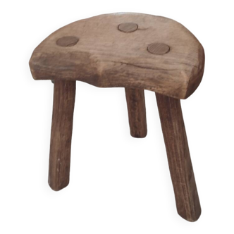 Tabouret tripode brutalise.