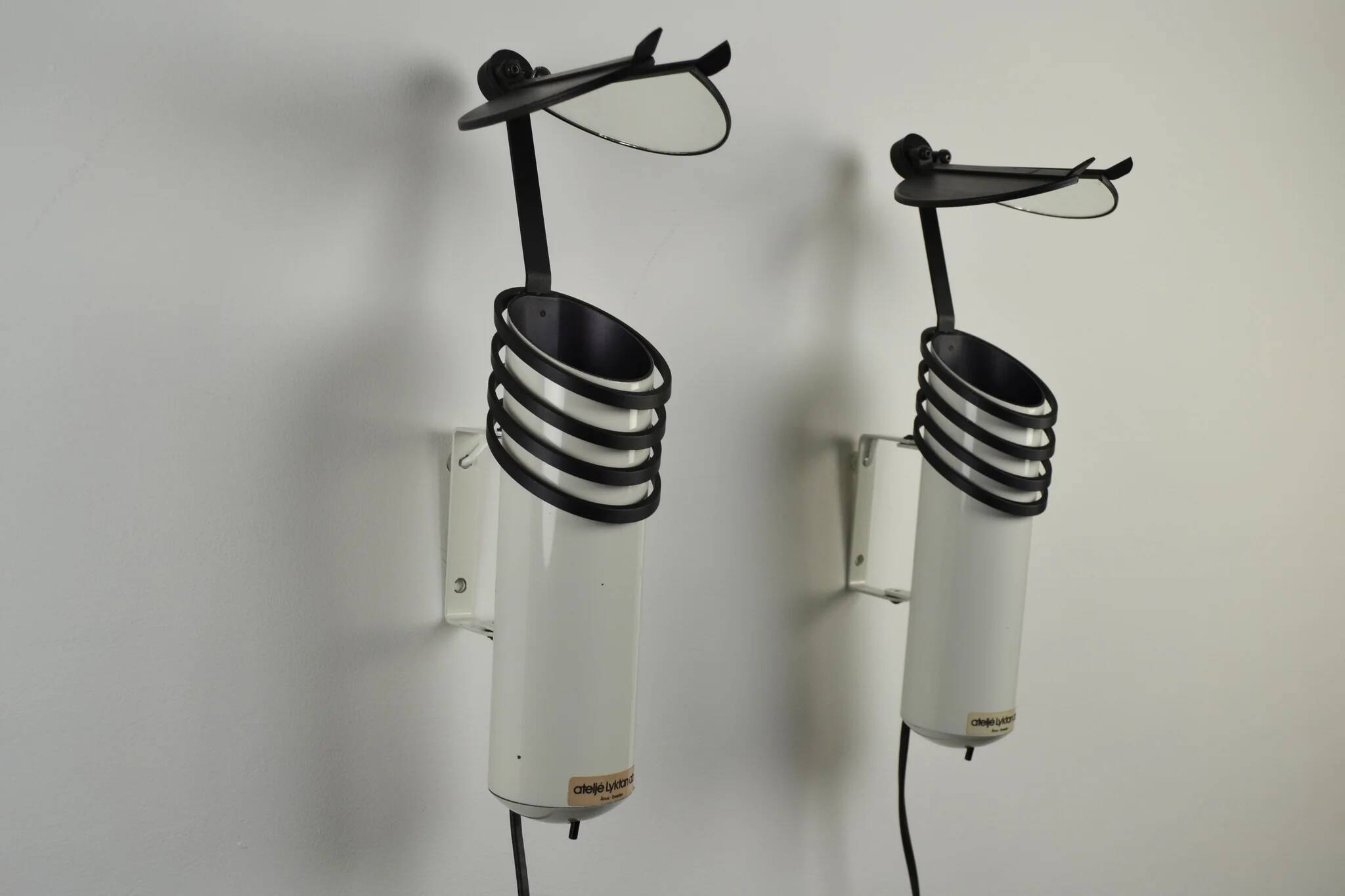 A pair of white “Skarabé” wall lamps by Stig Ahlström and Clas Kock for Ateljé Lyktan, Sweden, 1980s