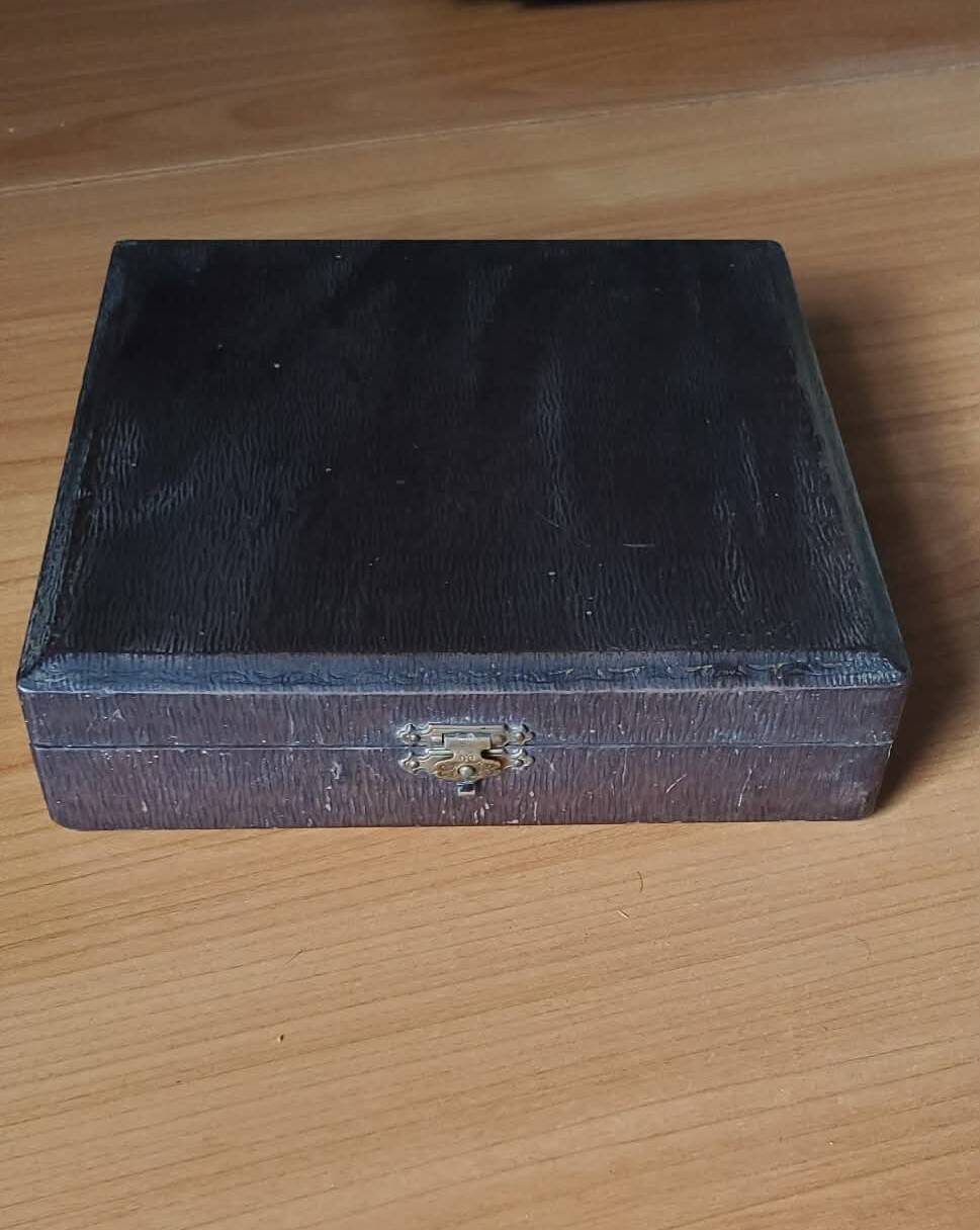 Many silver-plated metal teaspoons.