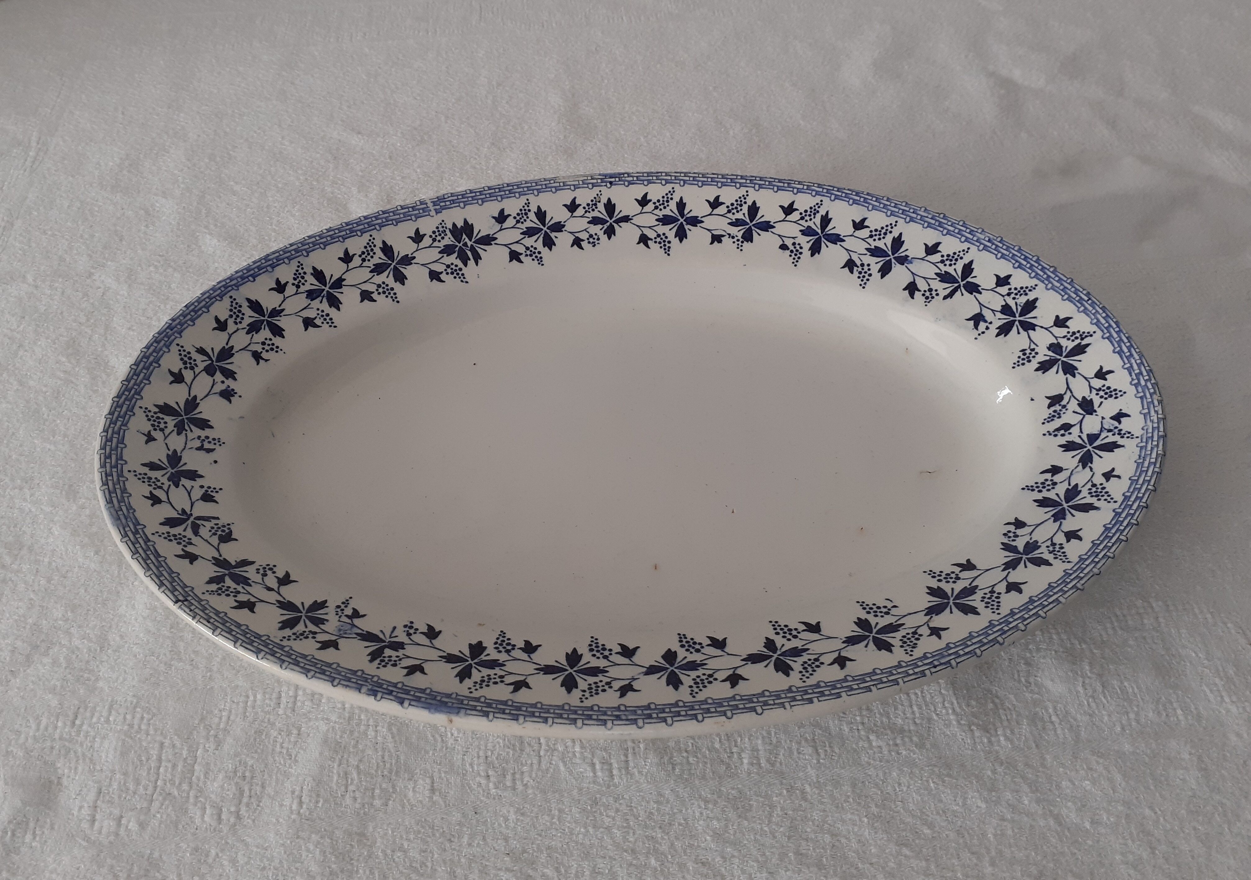 Oval dish moulin des loups and hamage blueberries blue flower
