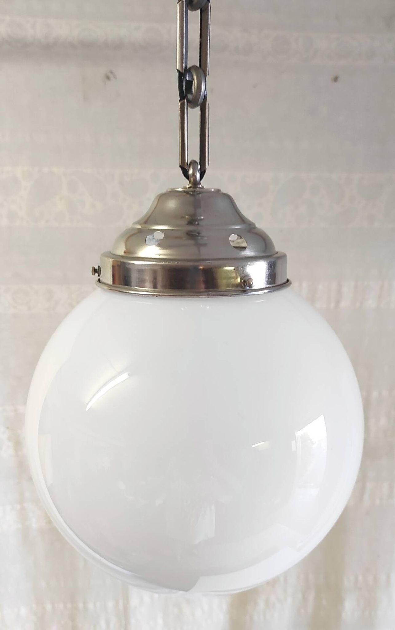 Suspension Bauhaus globe opaline diam. 20 cm - années 30