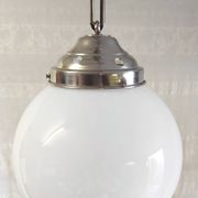 Suspension Bauhaus globe opaline diam. 20 cm - années 30