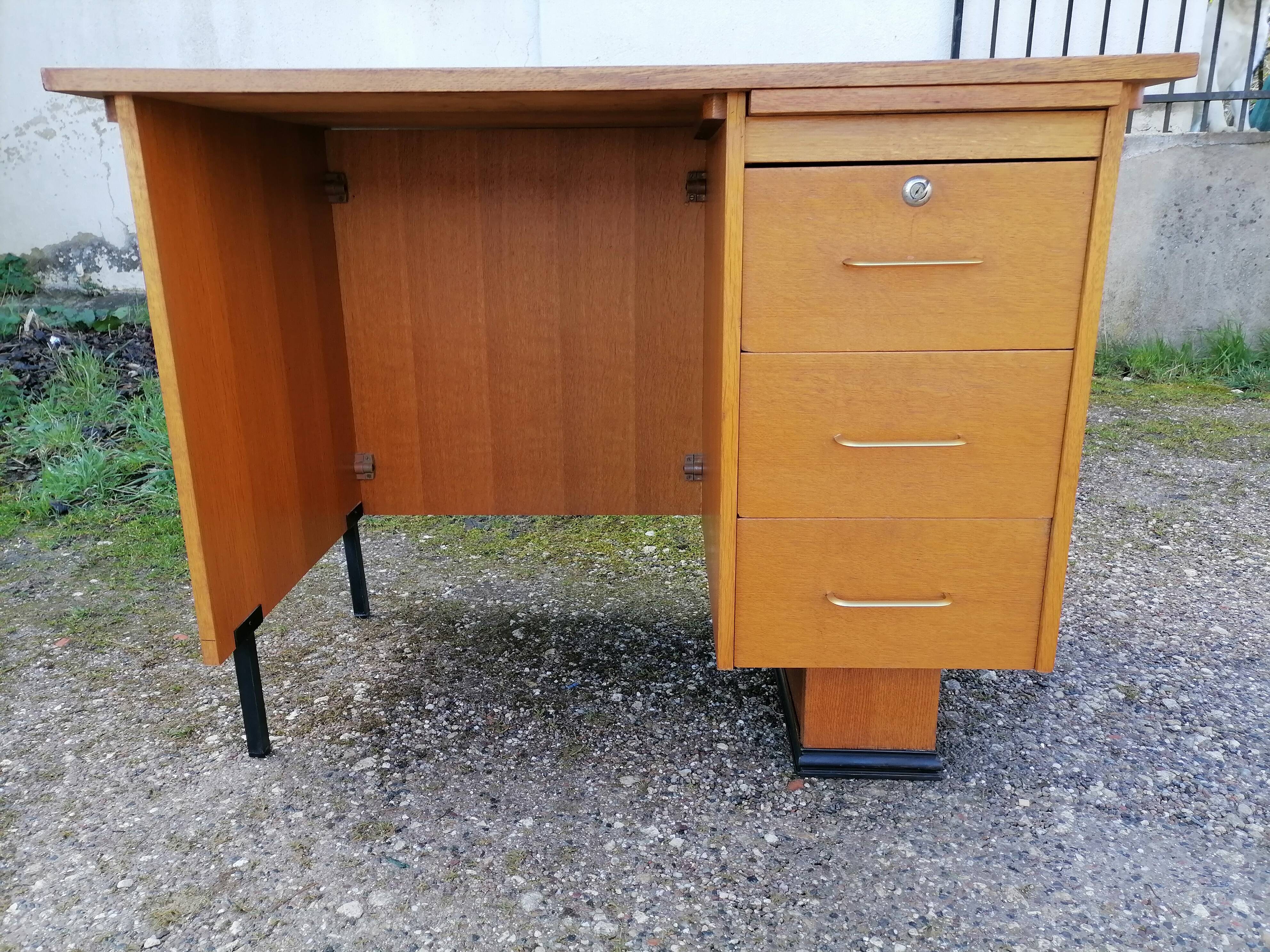 SMALL OFFICE. VINTAGE