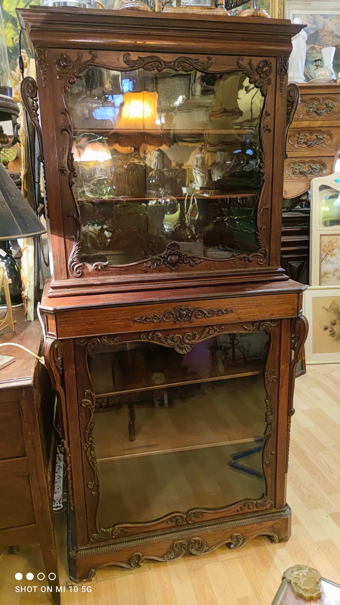 Two-part cabinet, recessed and with a glass-fronted display case, in Indian rosewood, circa 1850/60