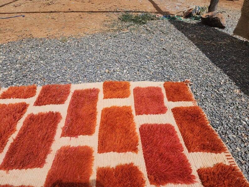 Large Moroccan Berber rug in orange and ecru wool, 400 x 300 cm.