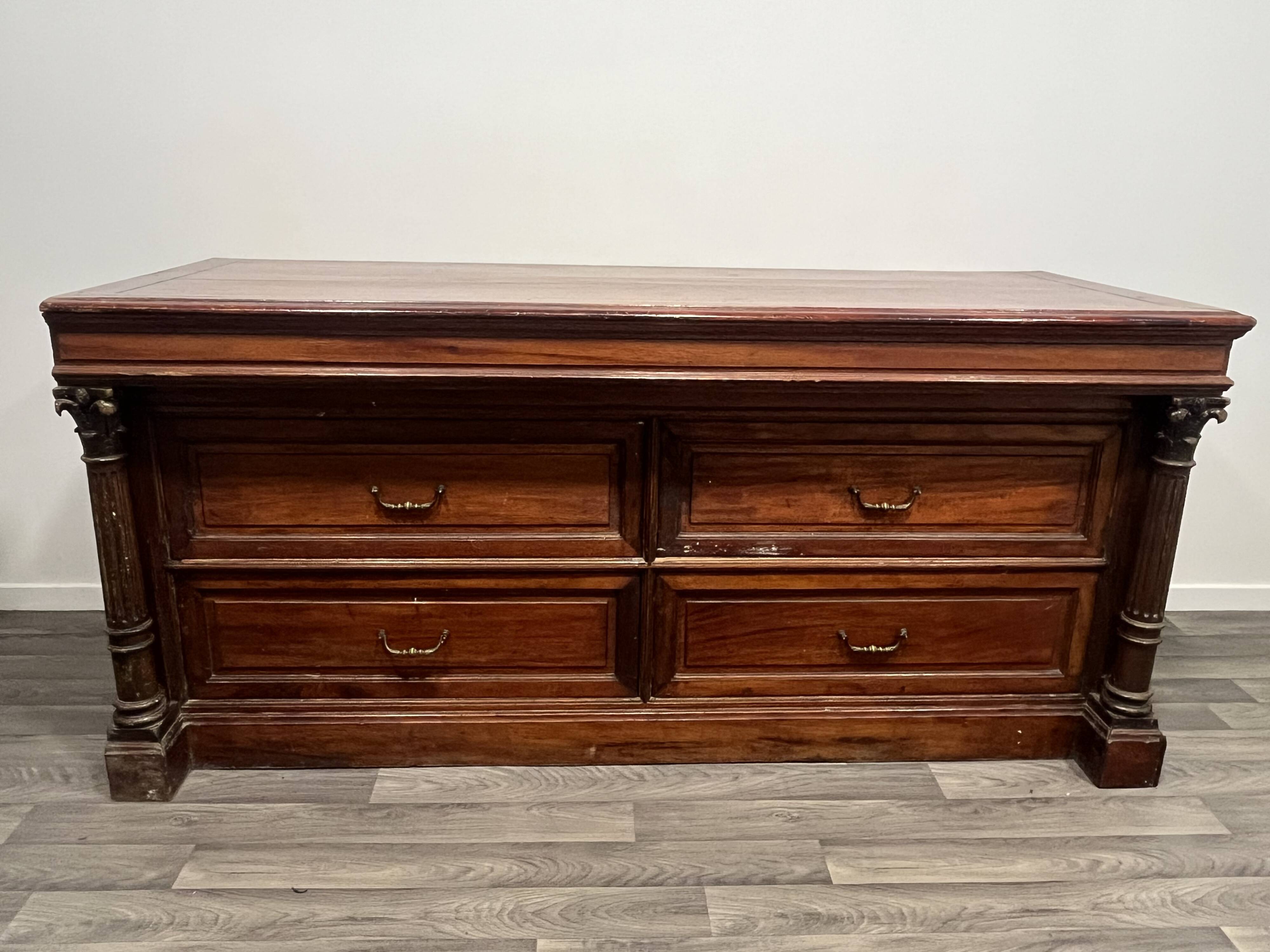 Grande commode style Empire en bois / acajou – 4 tiroirs