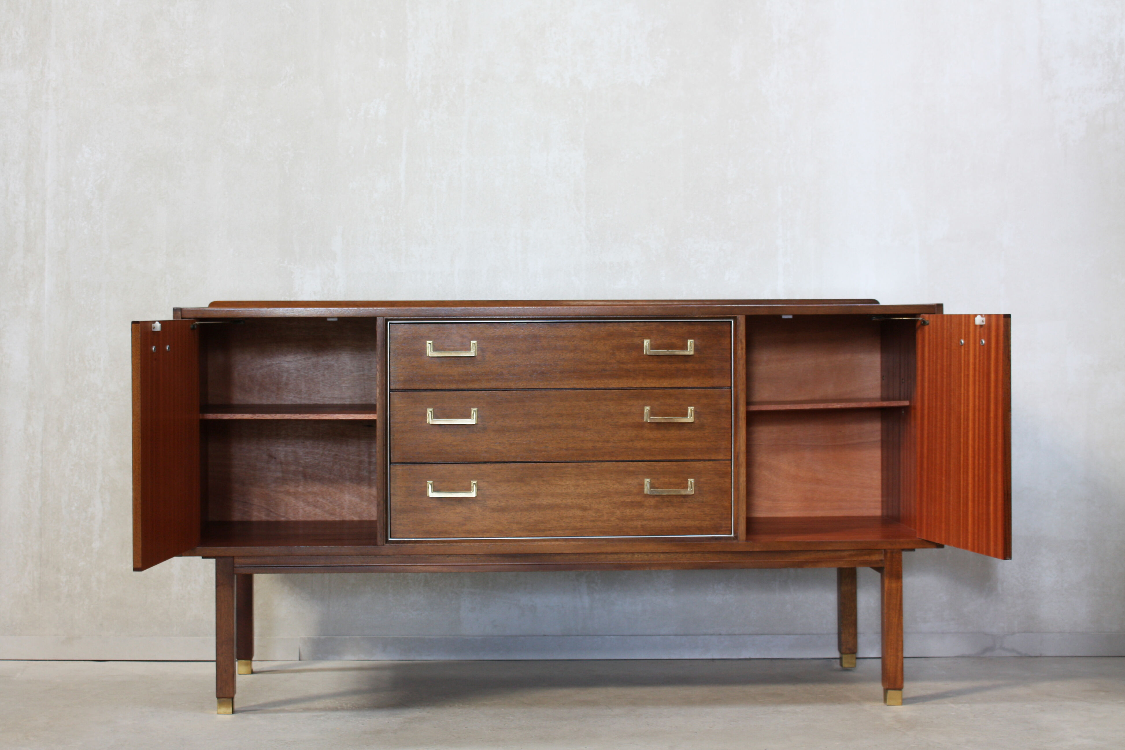 Enfilade en bois signée E-Gomme 1960s