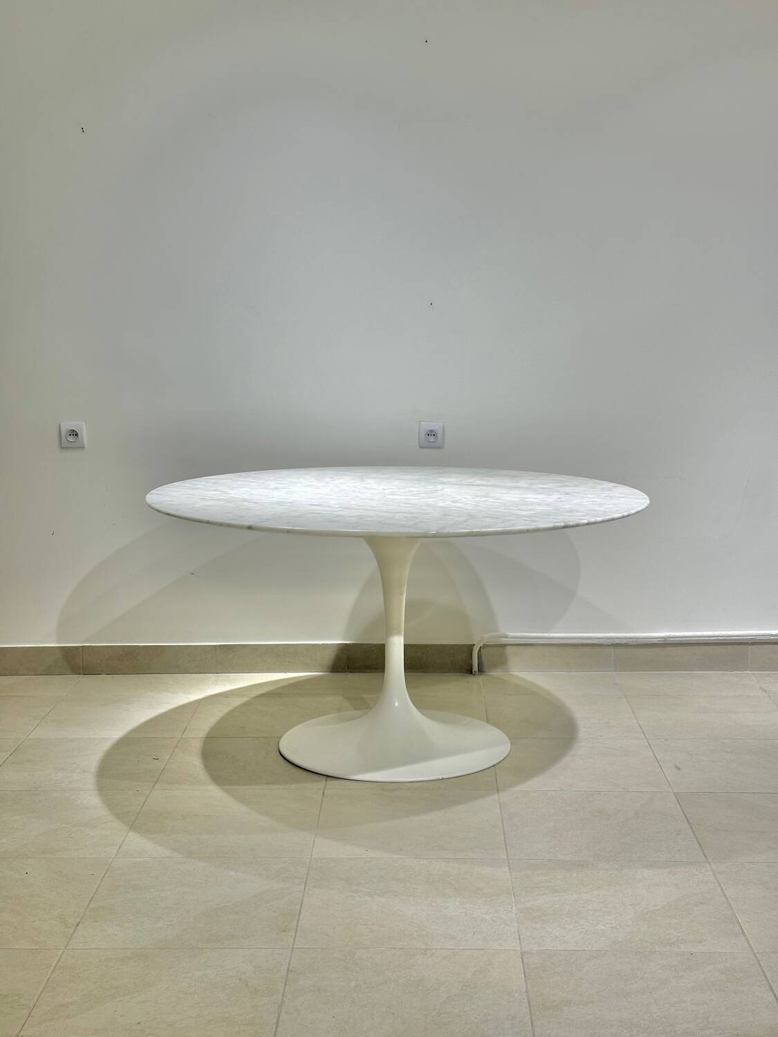 Knoll Tulip Table 137 cm in marble