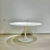Knoll Tulip Table 137 cm in marble