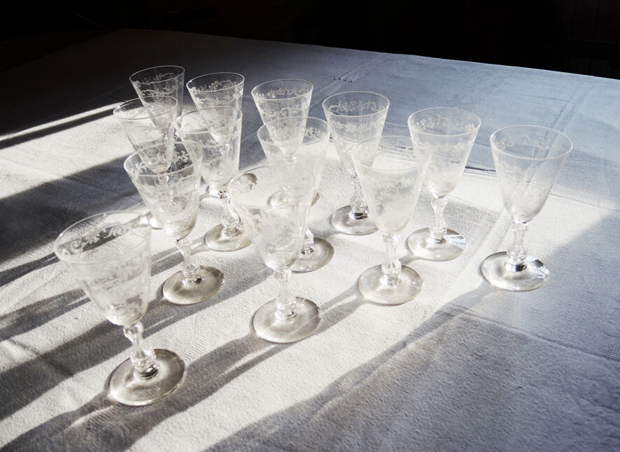 Former service of 30 engraved crystal foot glasses