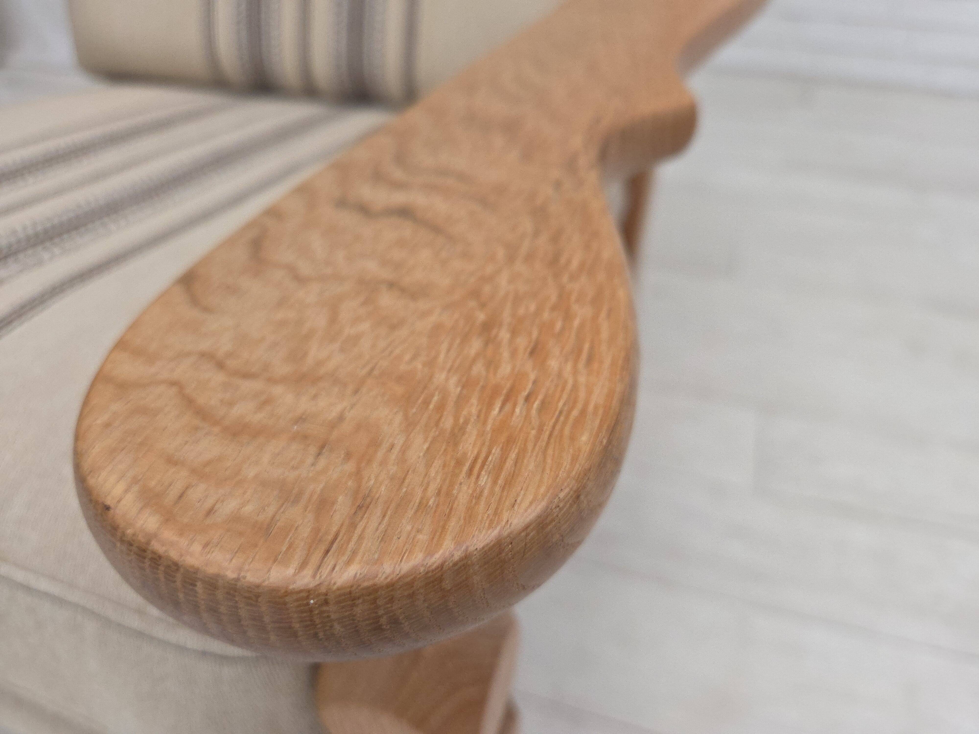 Années 1970, fauteuil danois, laine d'ameublement, bois de chêne massif.