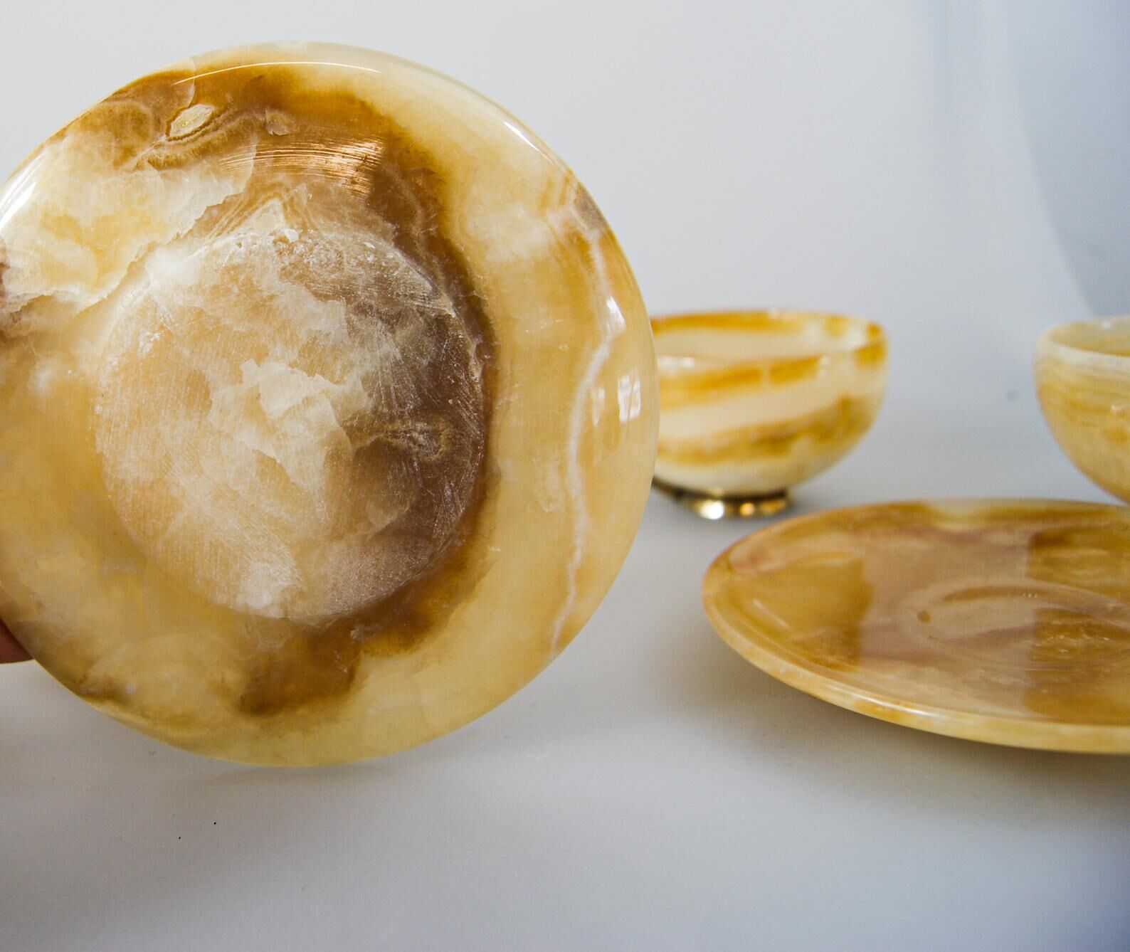 Set of 4 marble and brass espresso cups and saucers