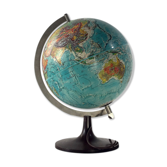 Globe terrestre scandinave avec éclairage