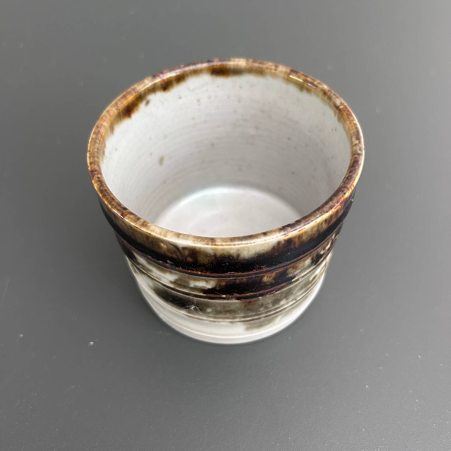 Cache pot en grès signé