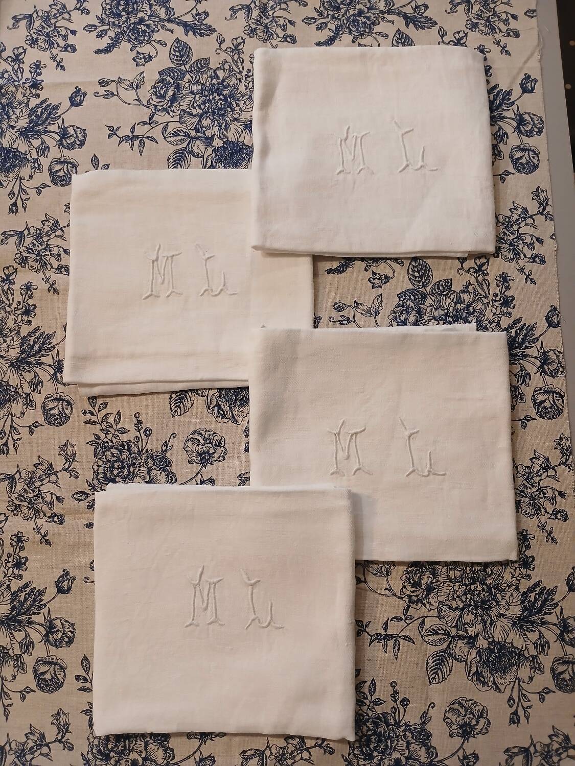7 napkins with embroidered initials ML