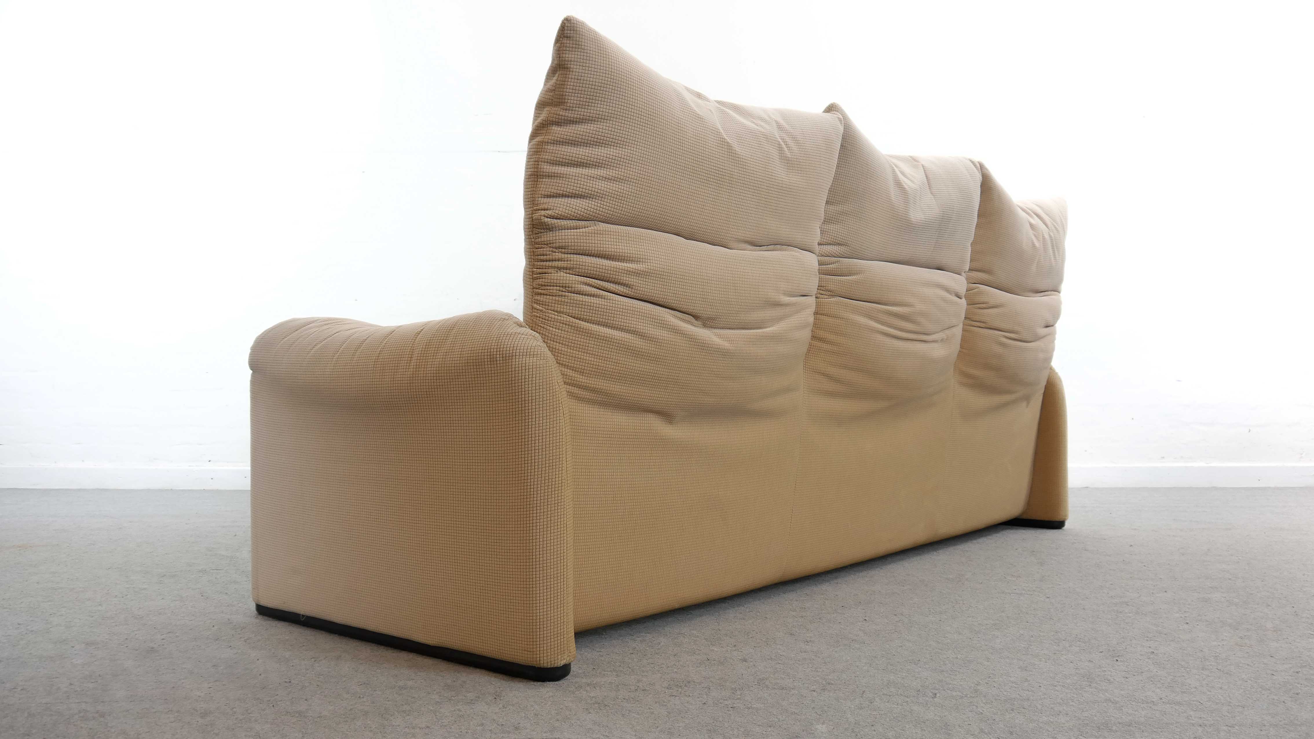 Maralunga 3-seat Sofa in beige by Vico Magistretti for Cassinaa, Italy