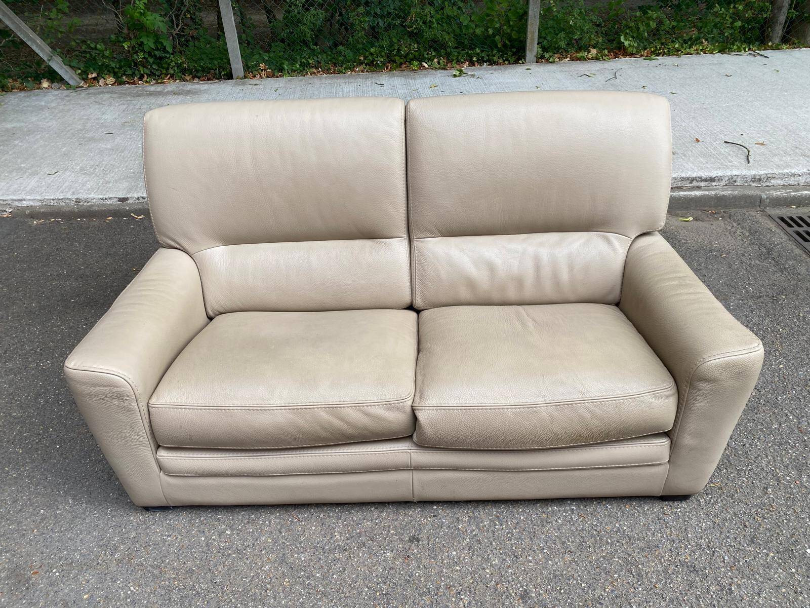 2/3-seater sofa in genuine beige leather by Roche Bobois. Very good condition, great comfort.
