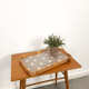 Plateau en rotin vintage avec fleurs