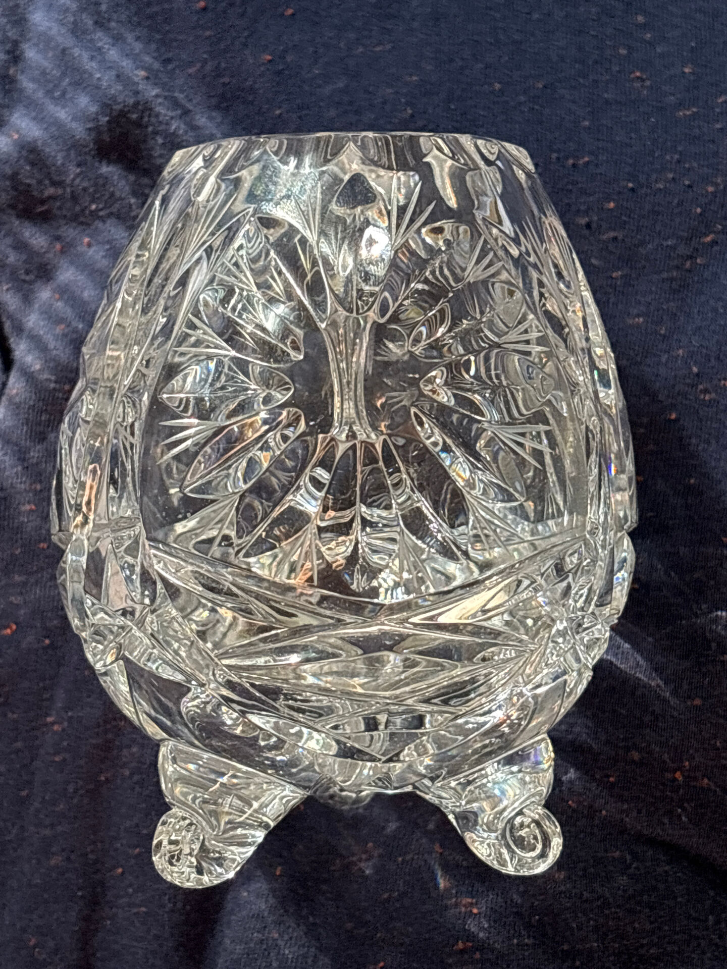 Vase tripodes en cristal en forme d’œuf .