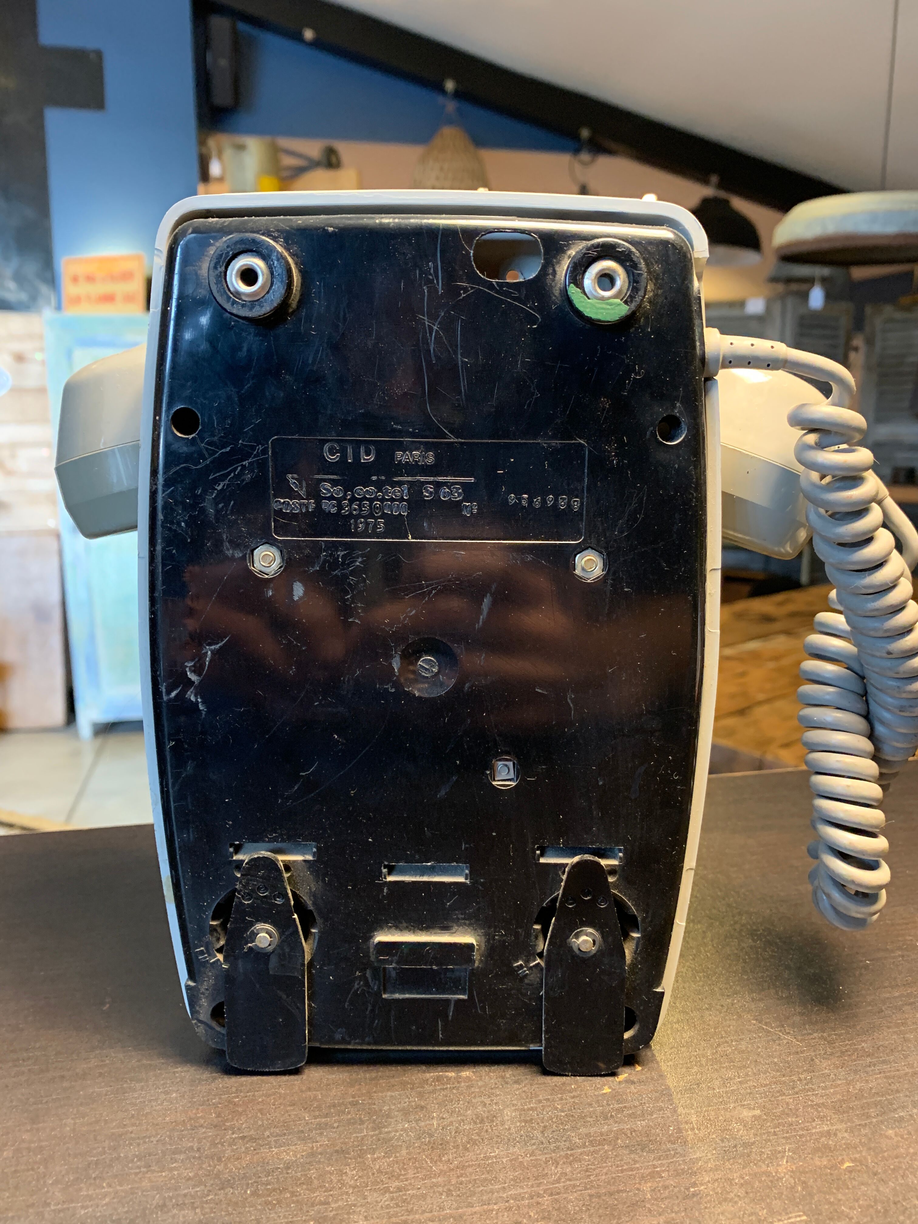 Téléphone ancien  murale gris