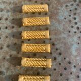6 portes couteaux en céramique émaillée, barbotine, jaune dore vintage