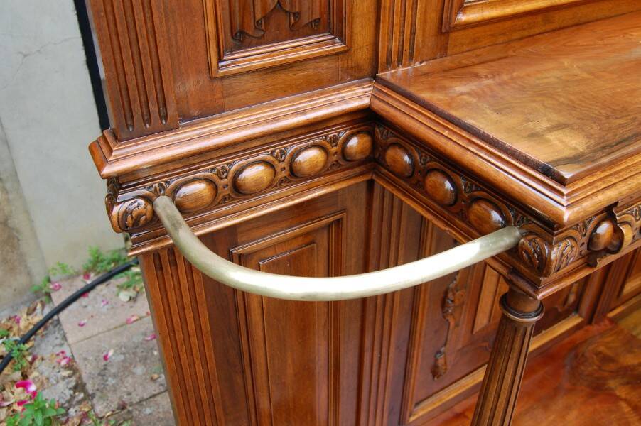 Napoleon III wardrobe in walnut from the late 19th century.