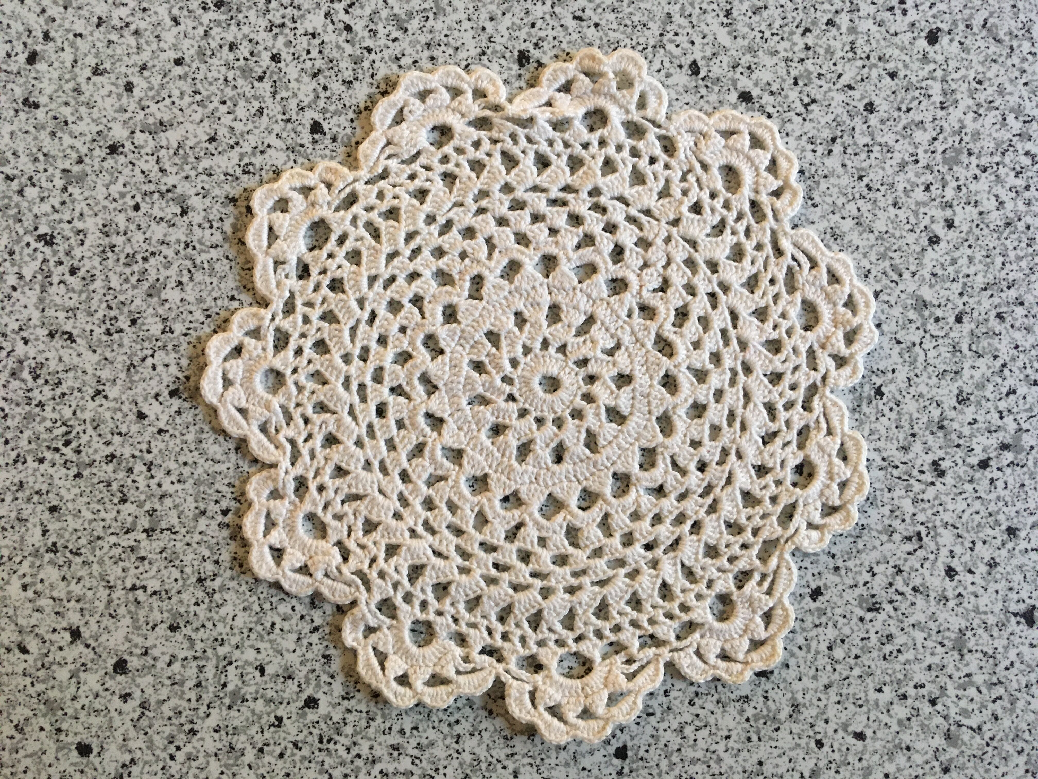 Small vintage round placemat Ø14