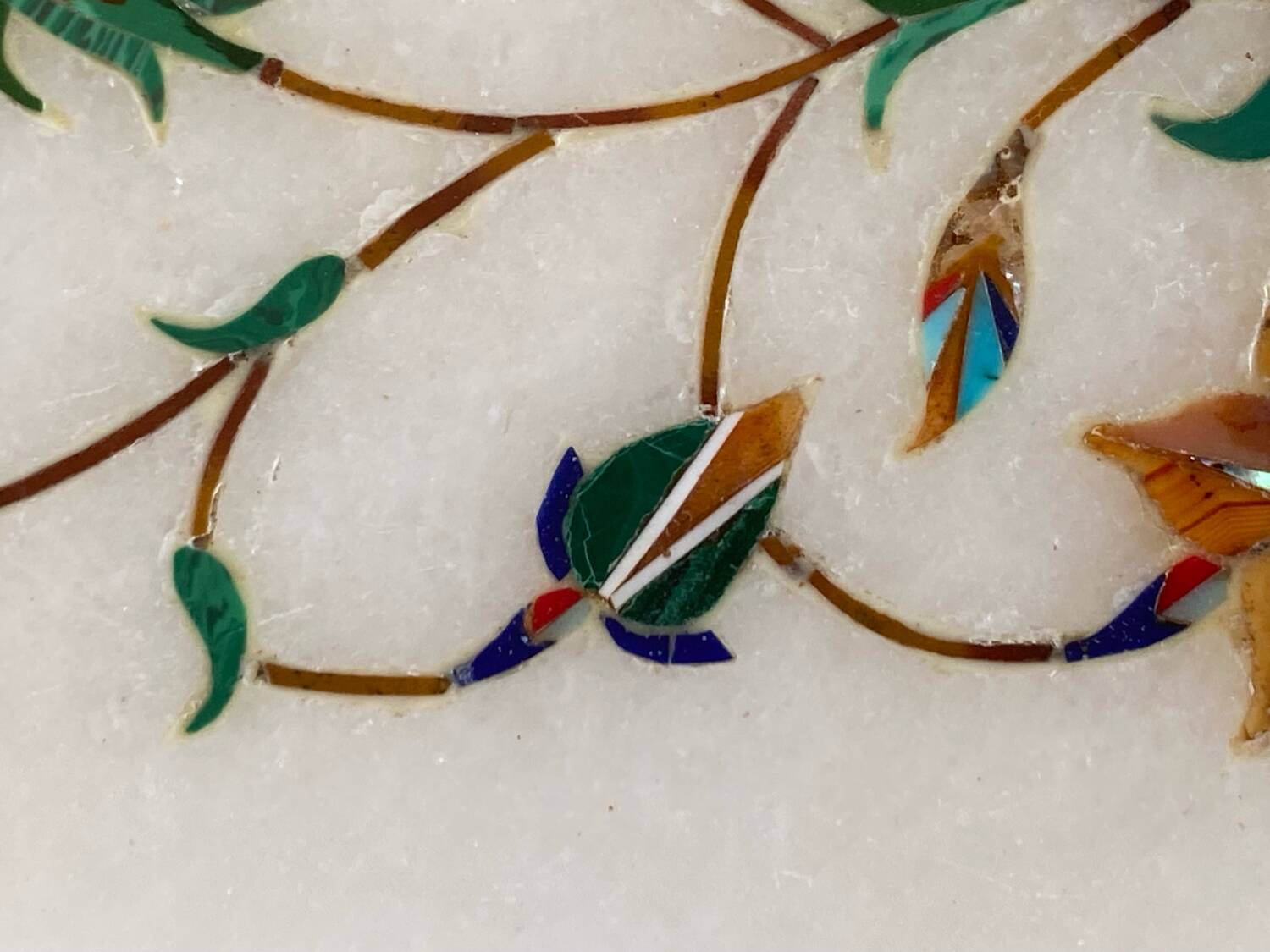 Boite en albâtre blanc décor floral incrusté