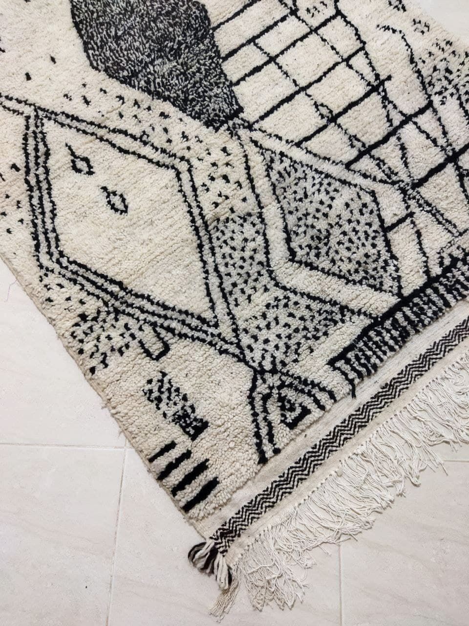 Tapis marocain en laine berbère noir et blanc 235 x 145cm