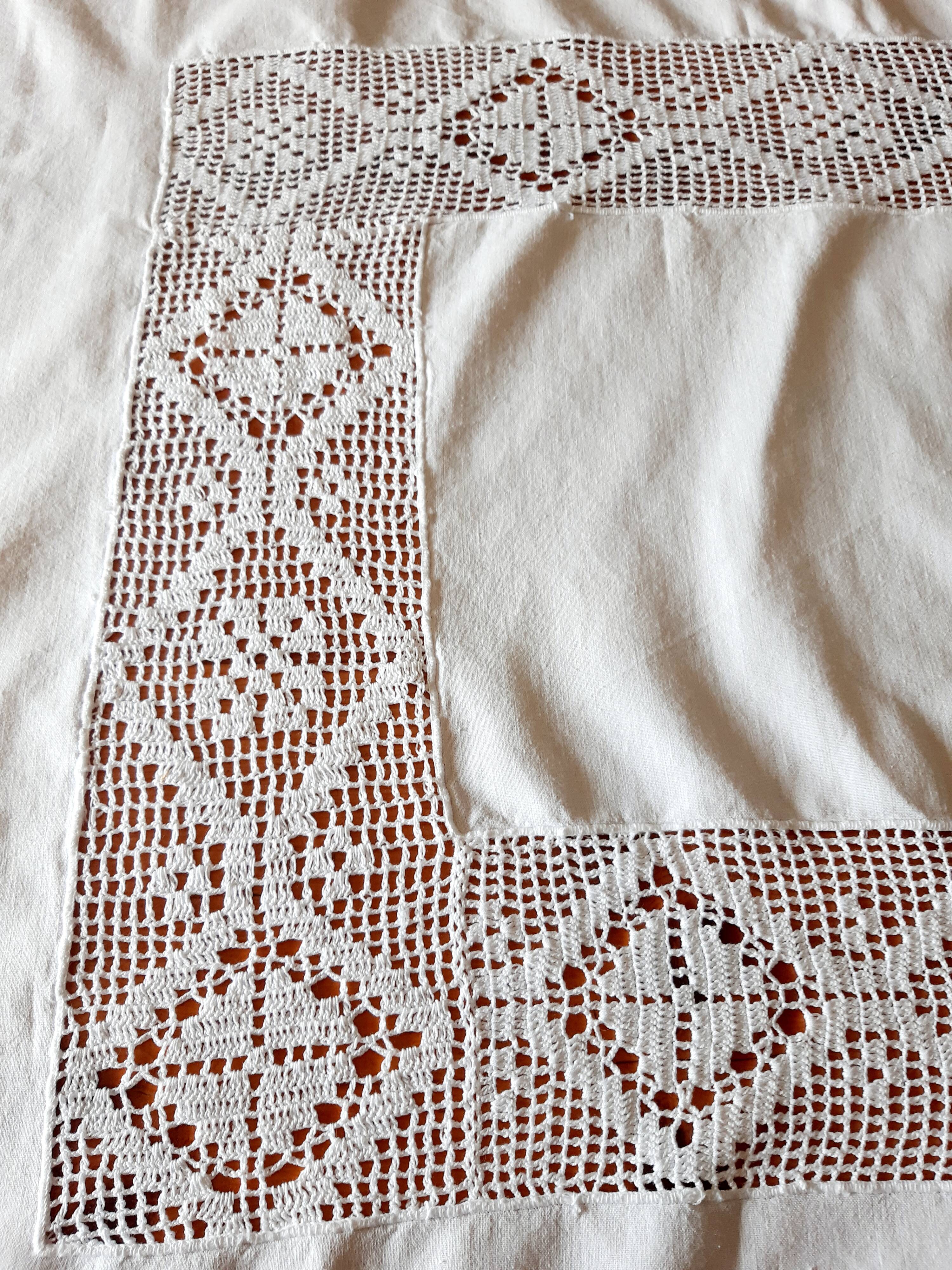 Rectangular cotton tablecloth embroidered