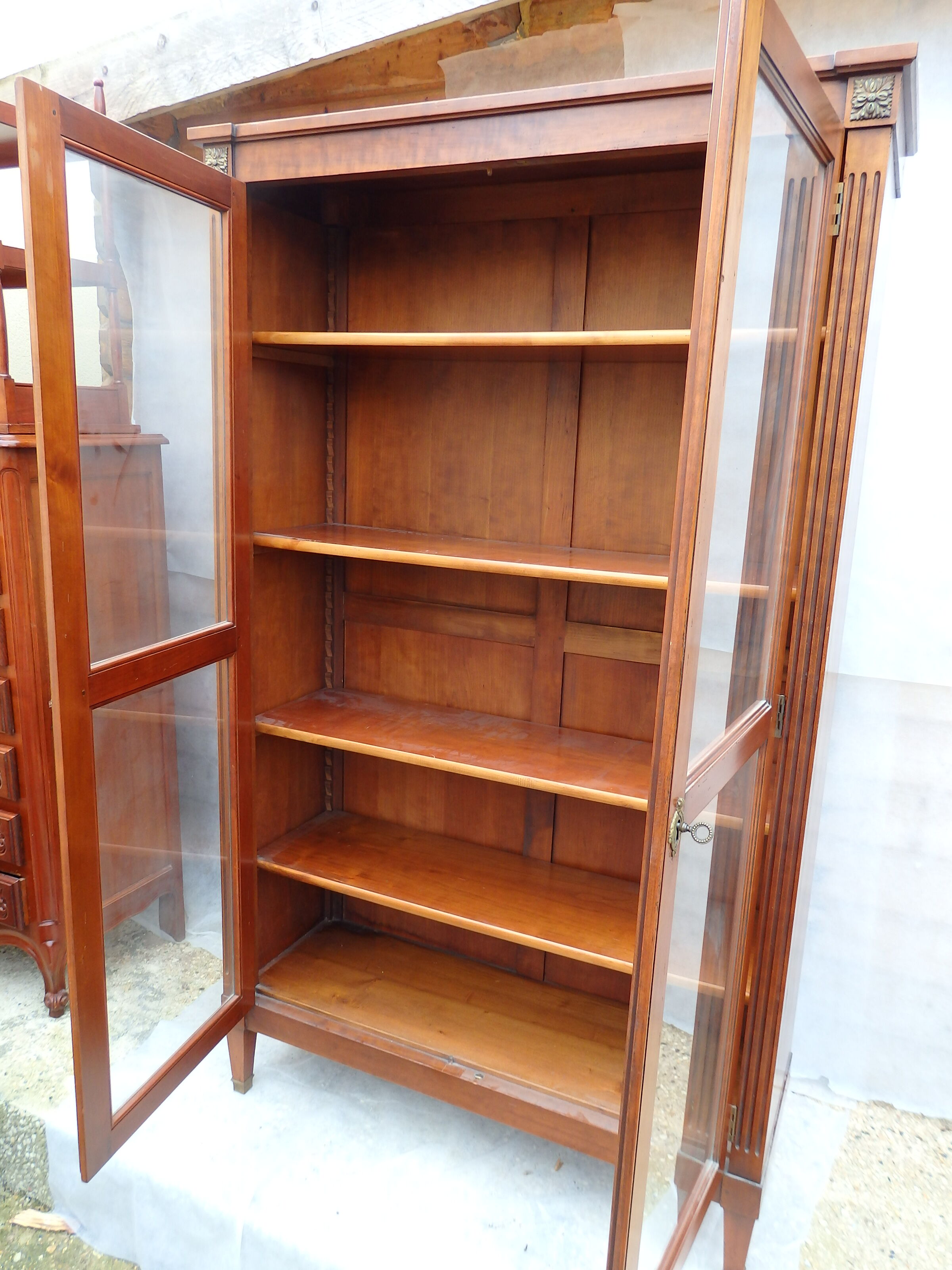 Showcase Louis XVI style