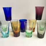 Ensemble de 11 verres à liqueur en verre coloré années 70