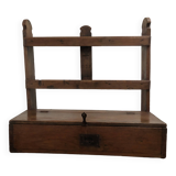 Etagère murale ancienne en bois ayant appartenu à un religieux