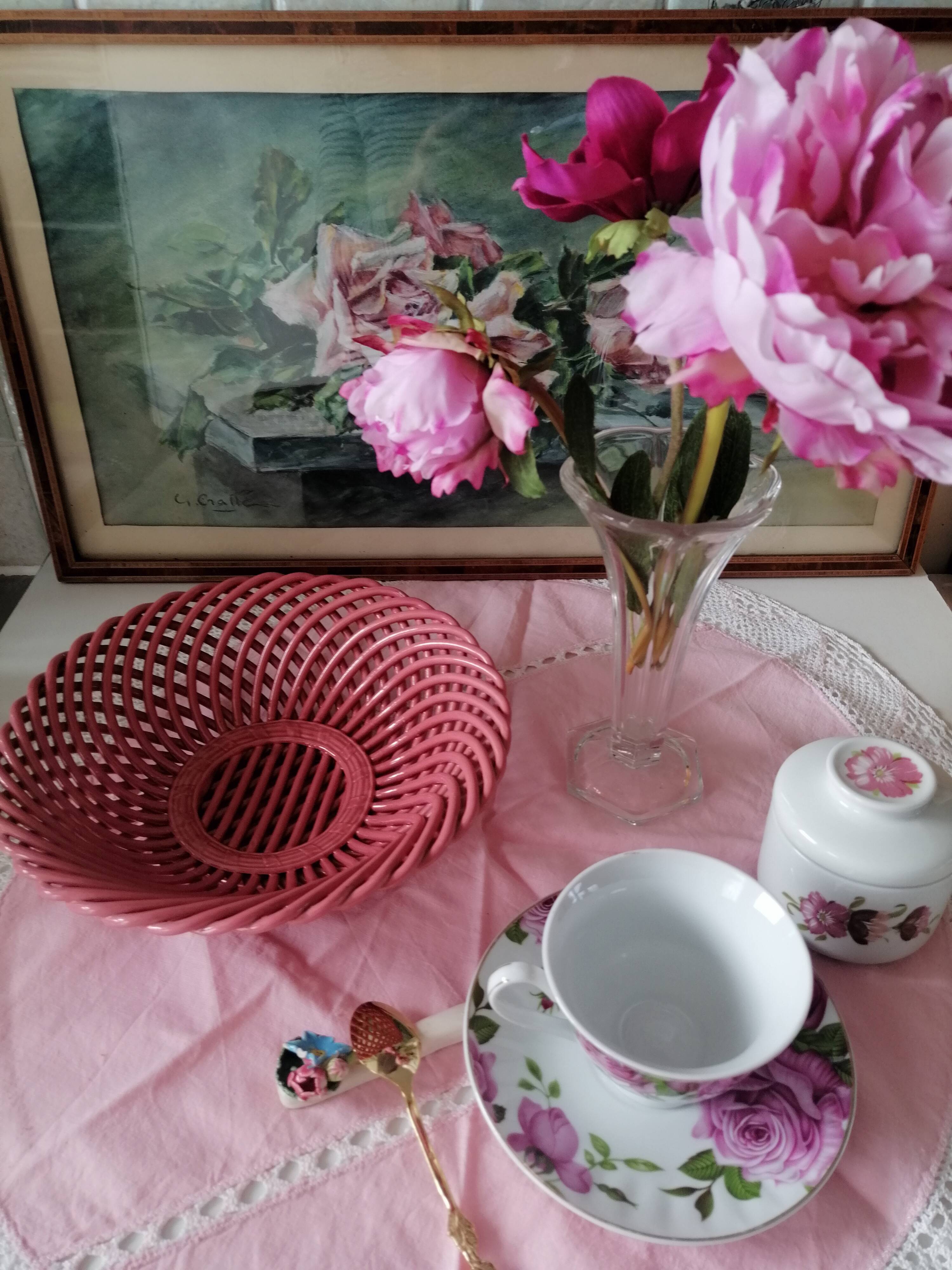 Trellis basket in pink ceramic