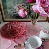 Trellis basket in pink ceramic