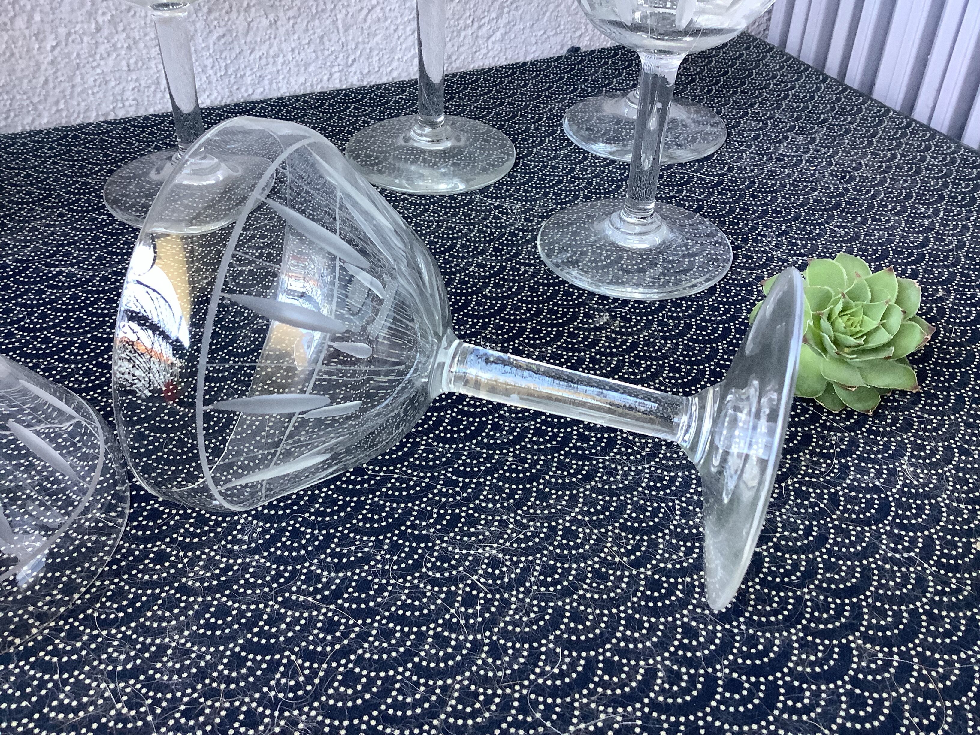 Champagne cups in art deco crystal, engraved with acid