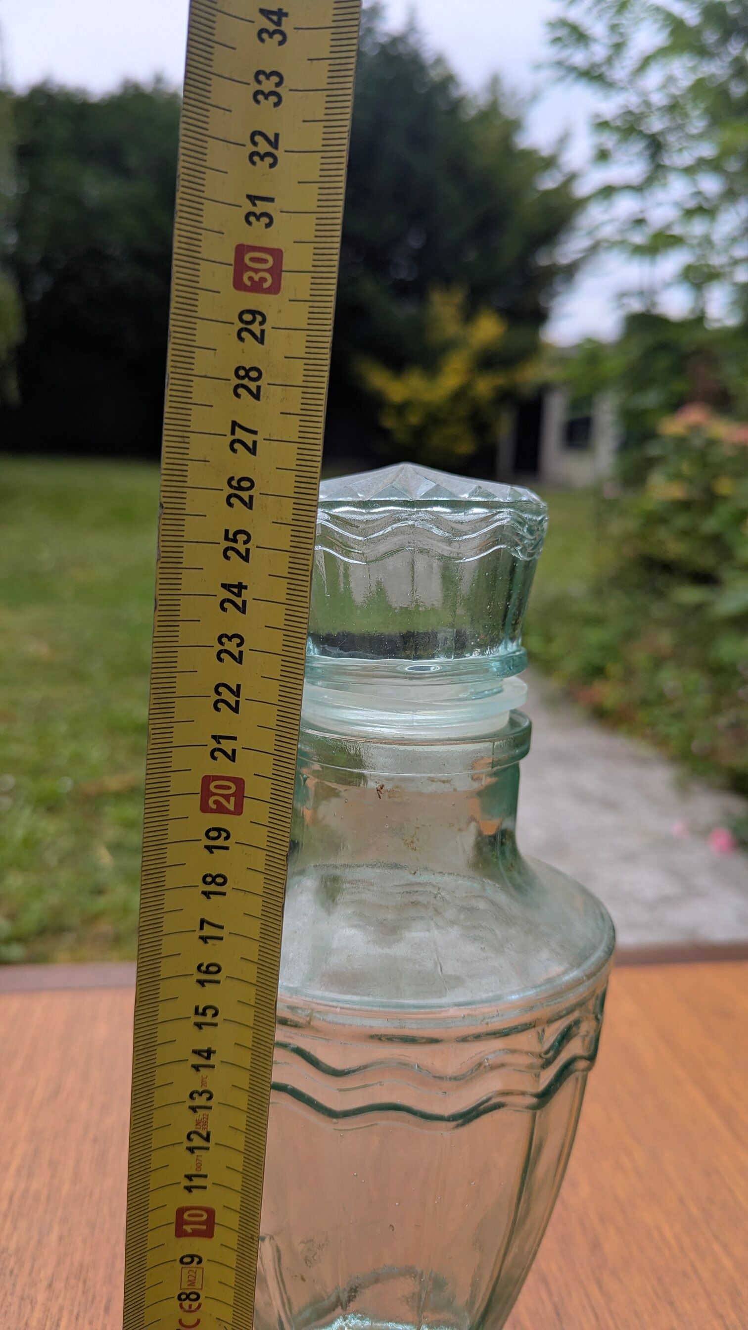 Carafe en verre moulé épais