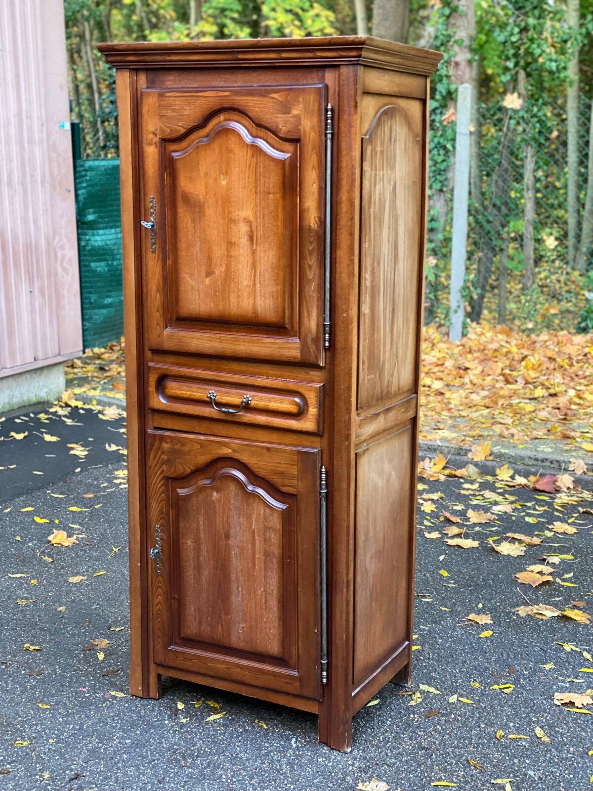Armoire vintage en bois massif d'aulne