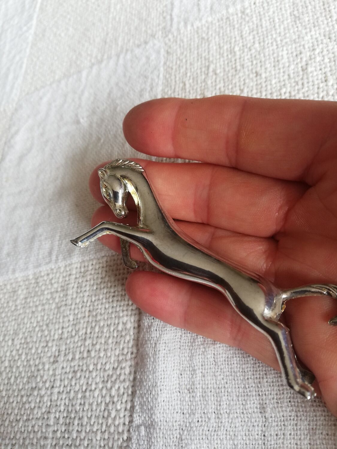 Un porte-couteau cheval métal argenté