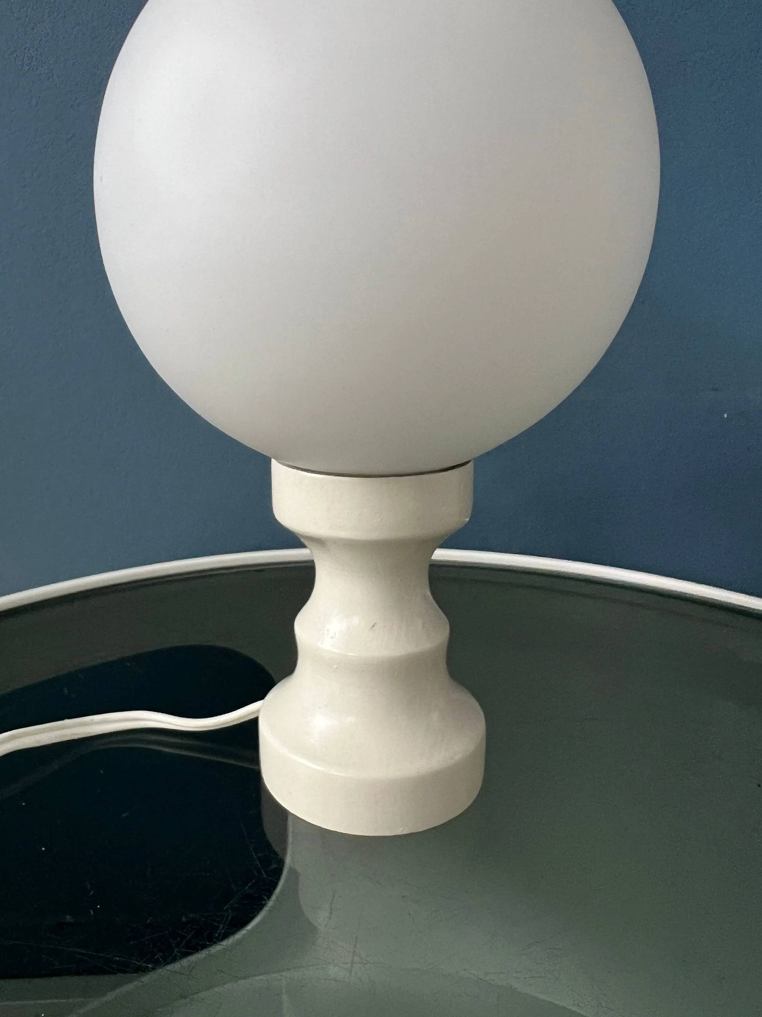 Lampe de table Space Age blanche en verre opalin
