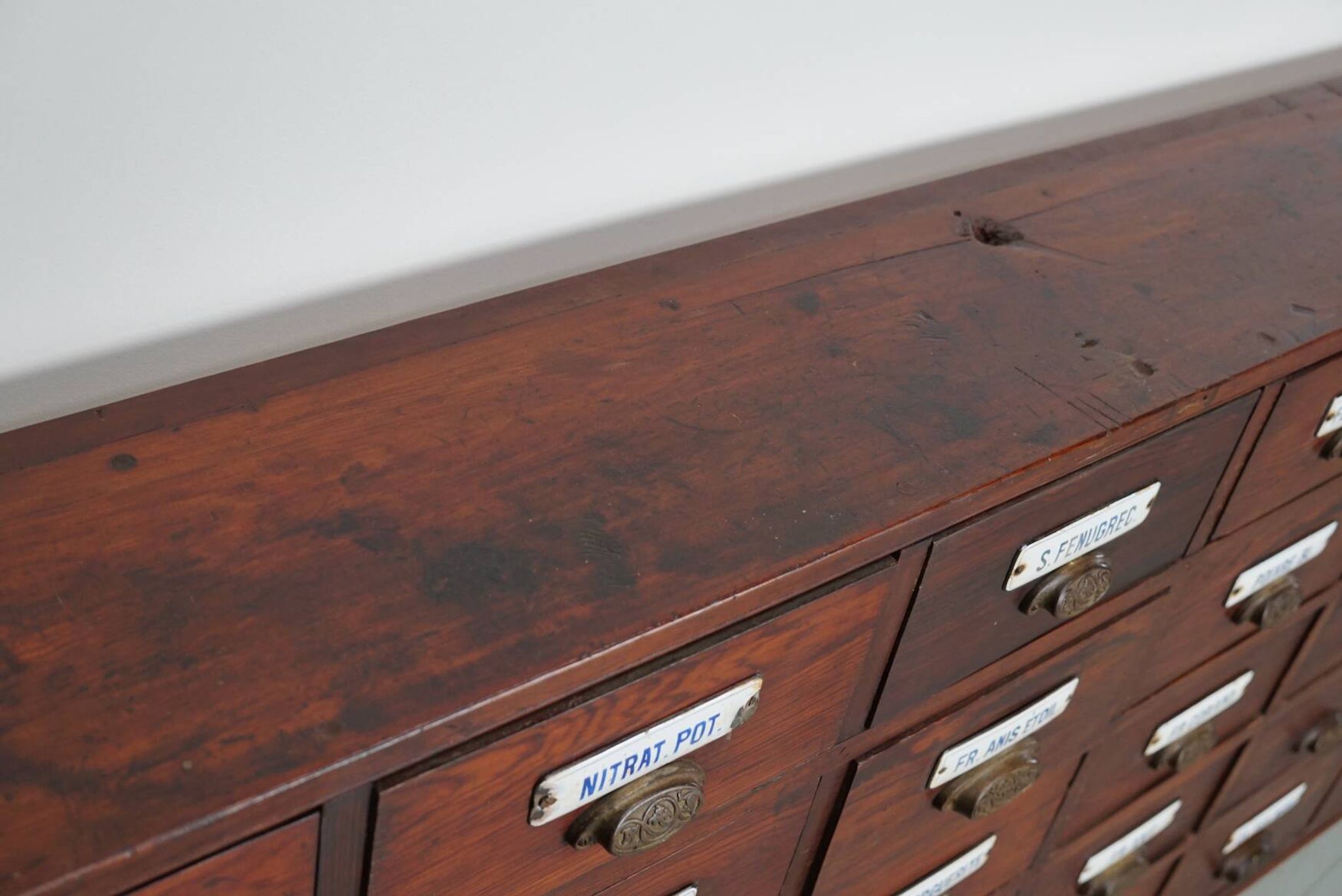 Grand Cabinet d'Apothicaire Antique en Pitch Pine, Belgique, avec Boucliers en Émail, 1900s