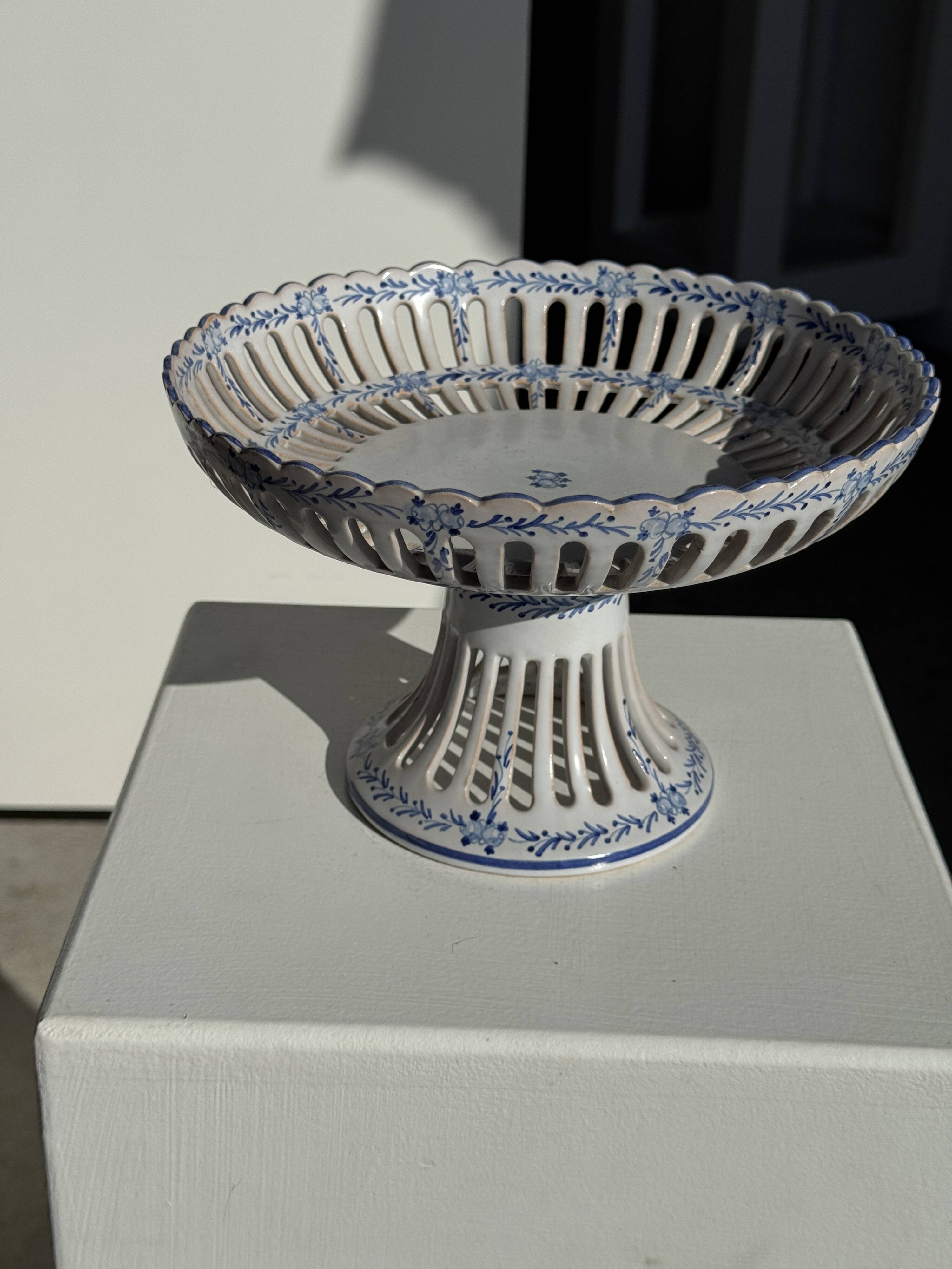 Fruit bowl with blue decorations in white earthenware from Malicorne Art H14