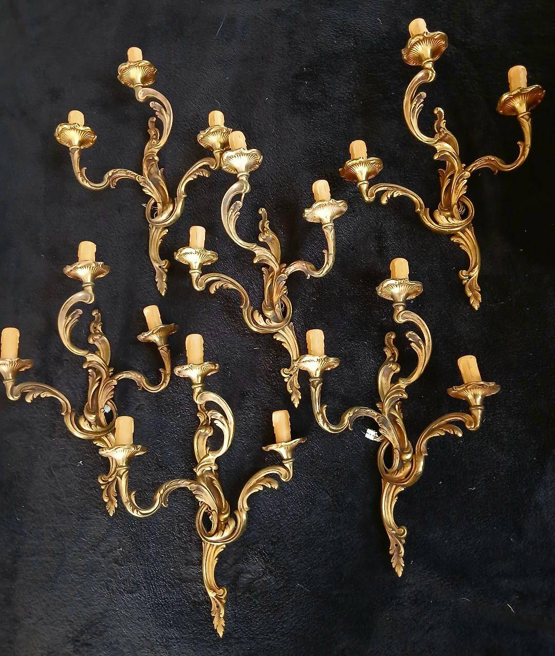 Important lot of bronze wall lights in the Louis XV rococo style.