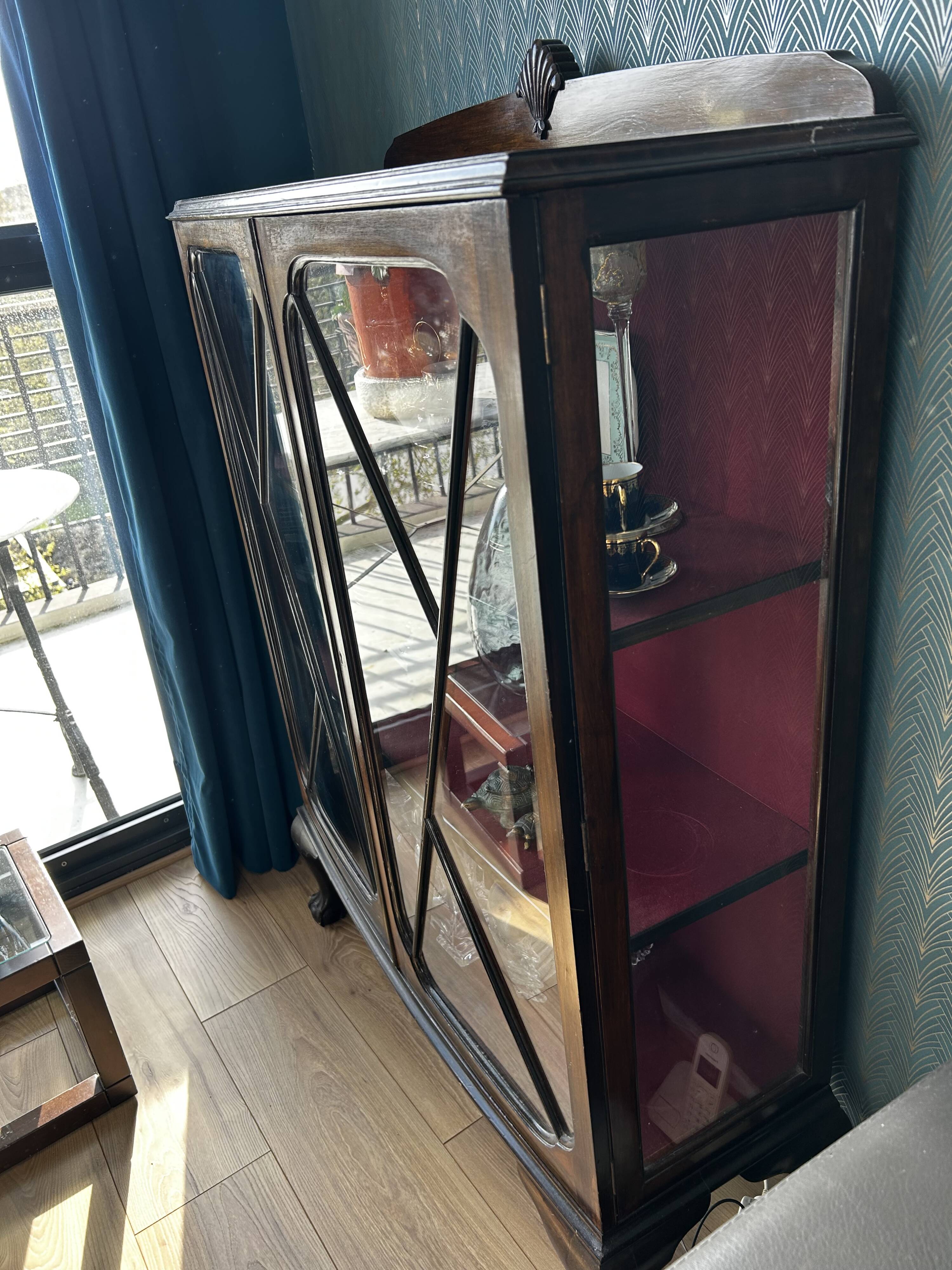 English style display case 1900