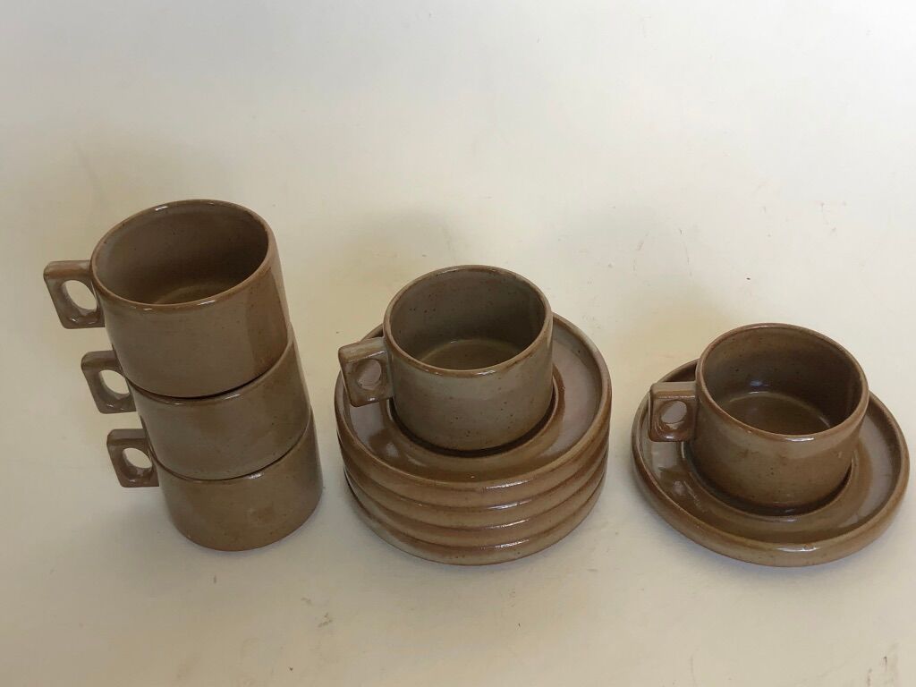 Set of 6 cups and saucers in res due